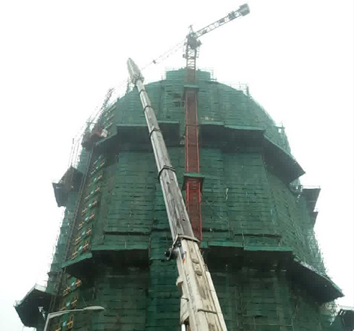 隆子吊车在工地上作业
